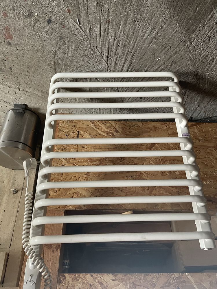 Grzejnik łazienkowy Gorgiel + grzałka 600 W