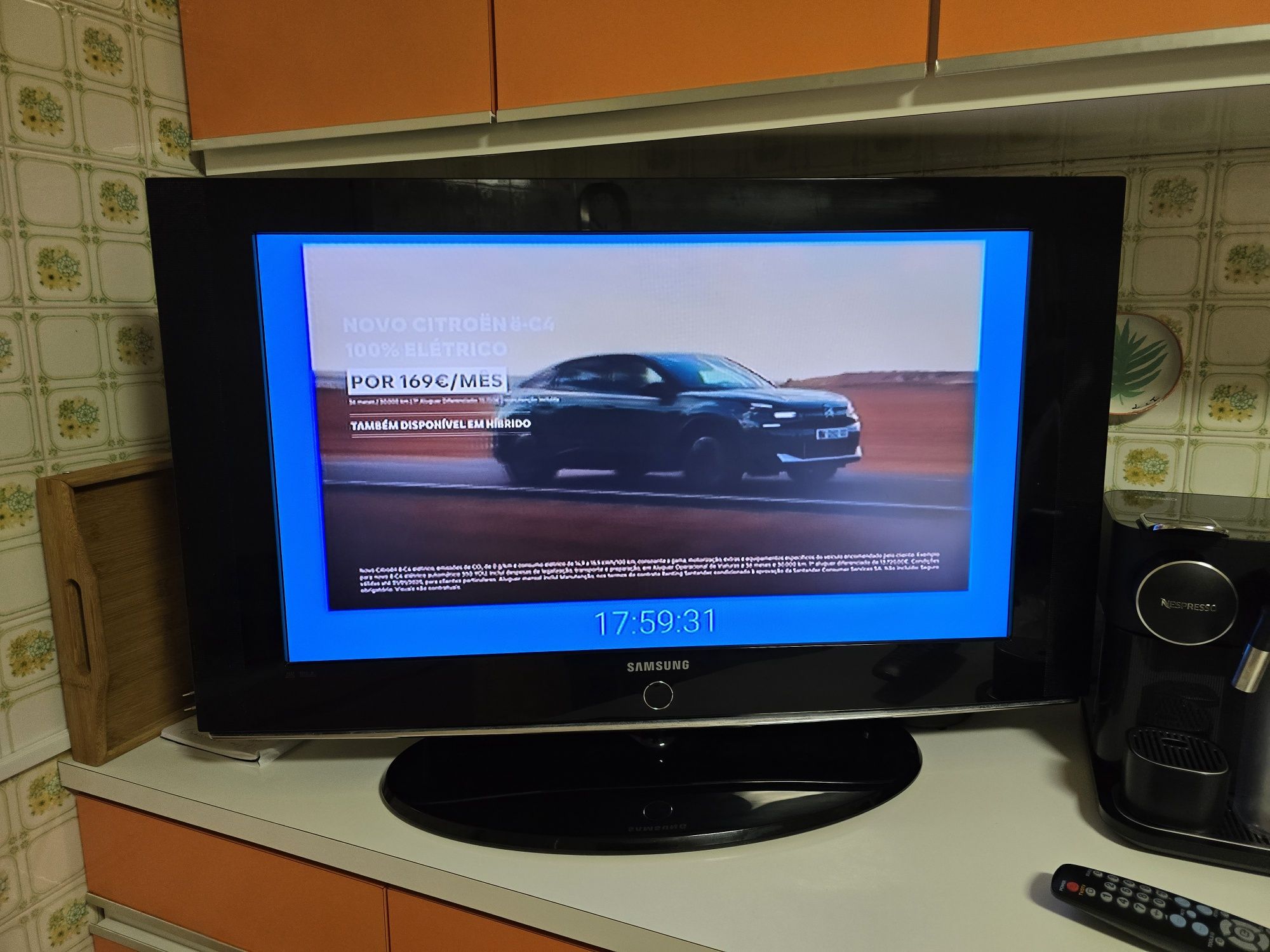 Vendo  duas  tv  está  a trabalhar