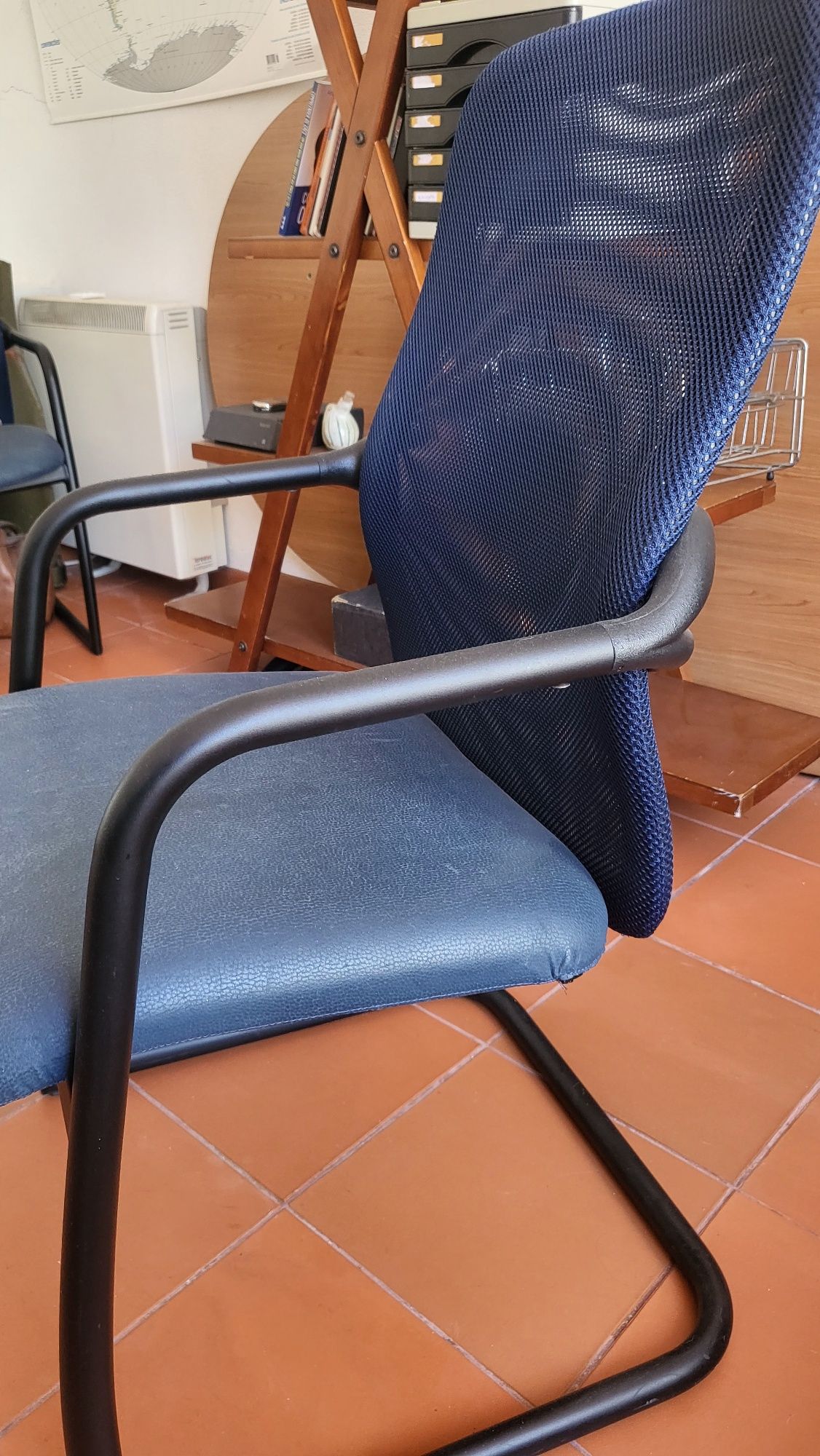 Mesa para escritorio com cadeiras