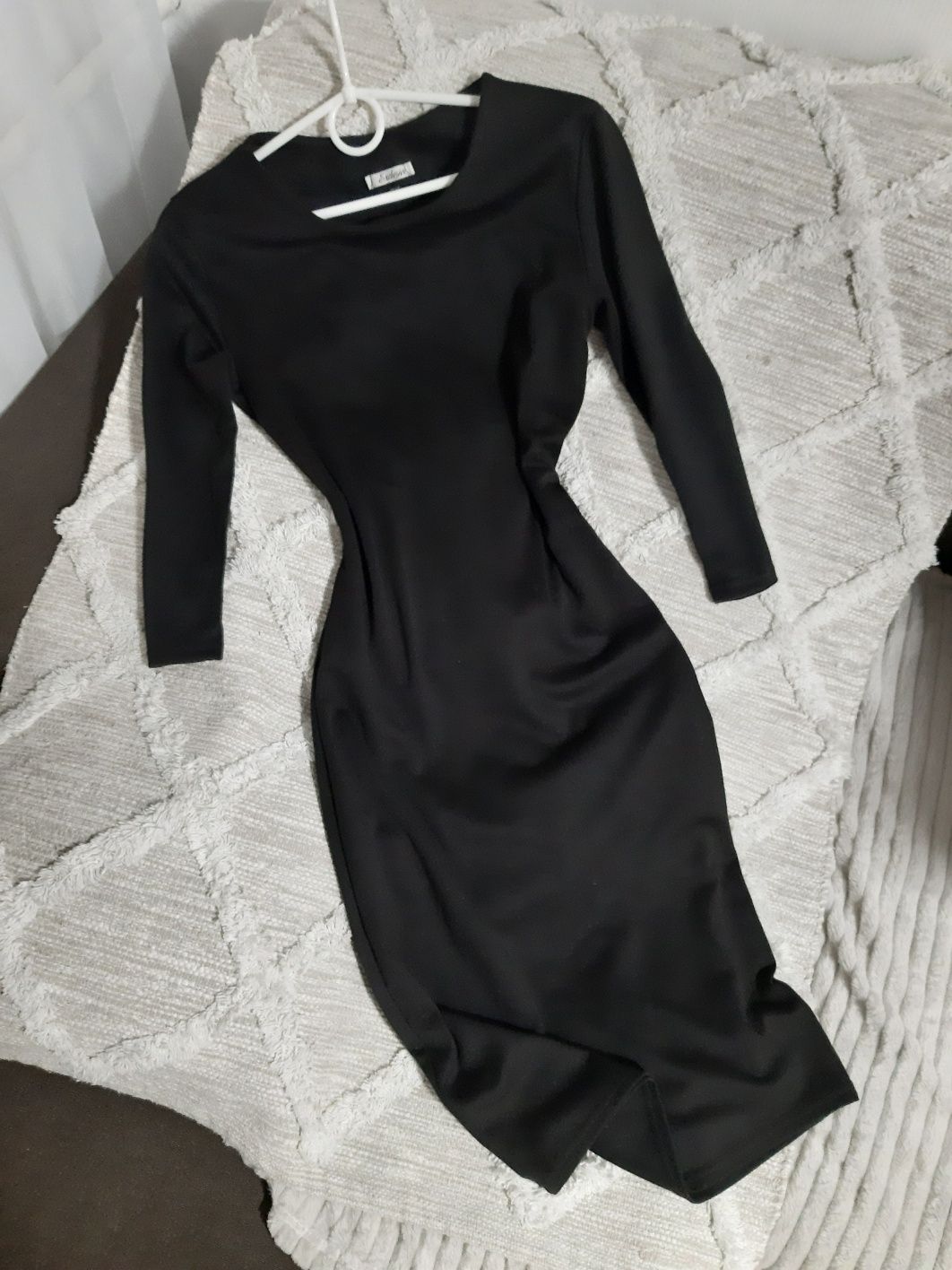 Базова чорна сукня міді універсальна олівець