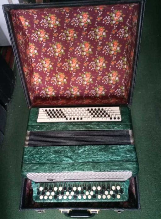 Баян «Мелодія» в робочому стані с футляром.