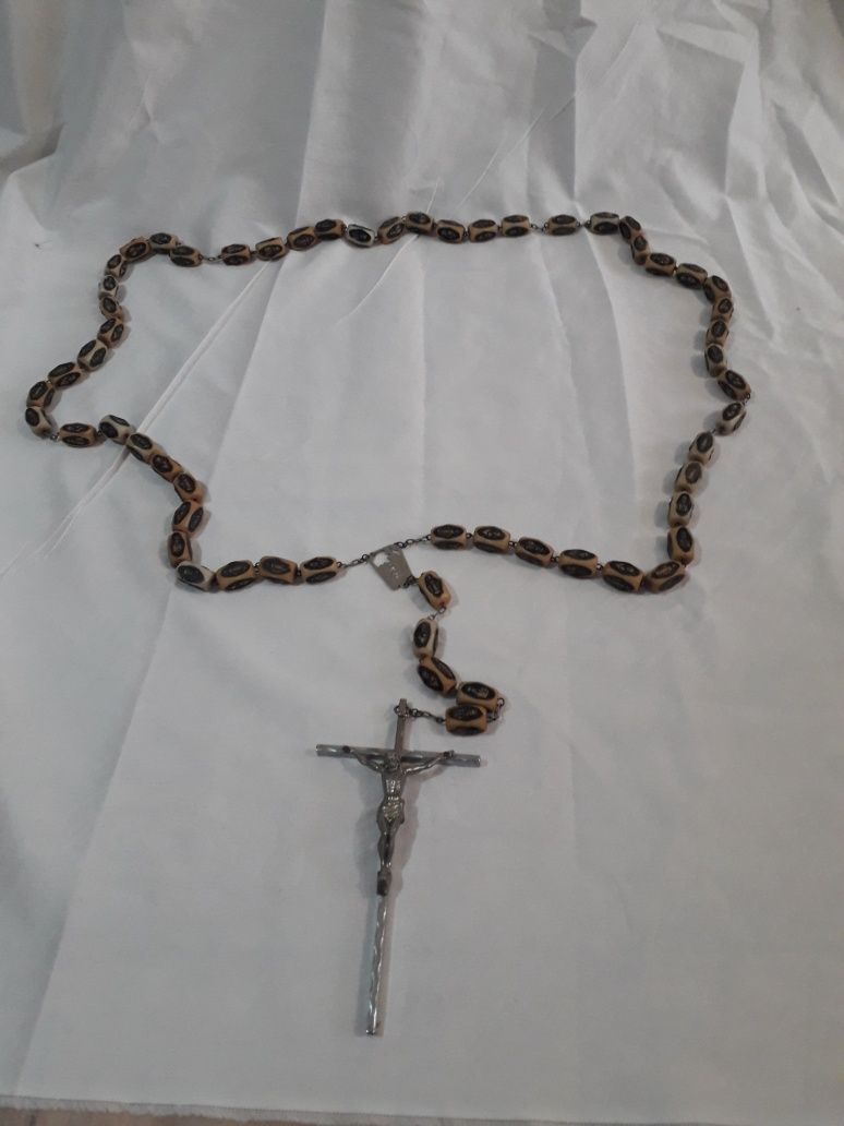 Crucifixo/ Rosário de parede em marfinite com 1,50 cm