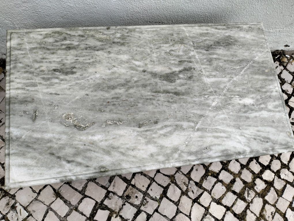Mesa de centro em madeira trabalhada com tampo em pedra  mármore