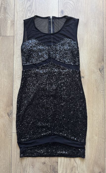 Czarna cekinowa sukienka sylwestrowa