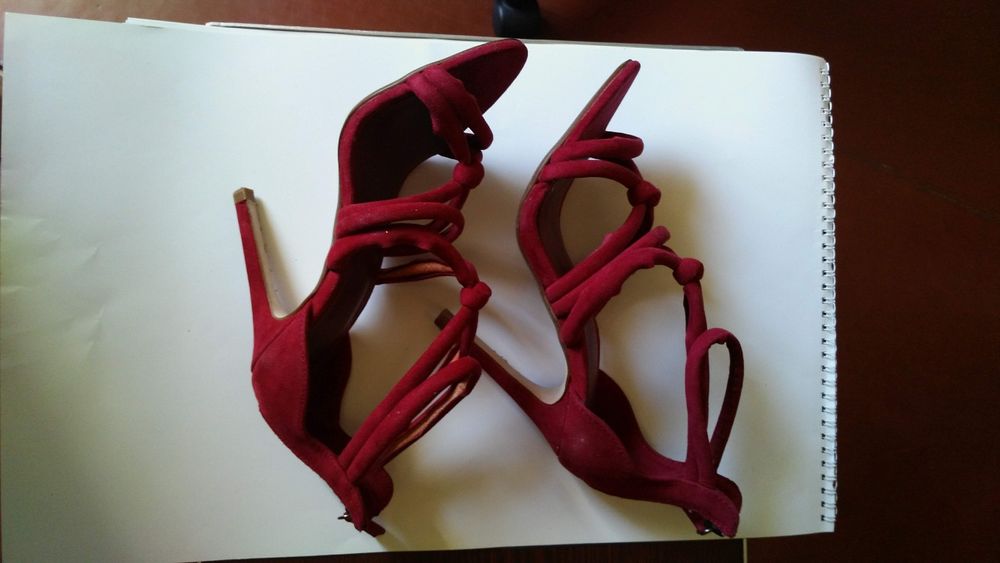 Летние, модельные босоножки. Застегиваются на молнии. Удобная колодка,