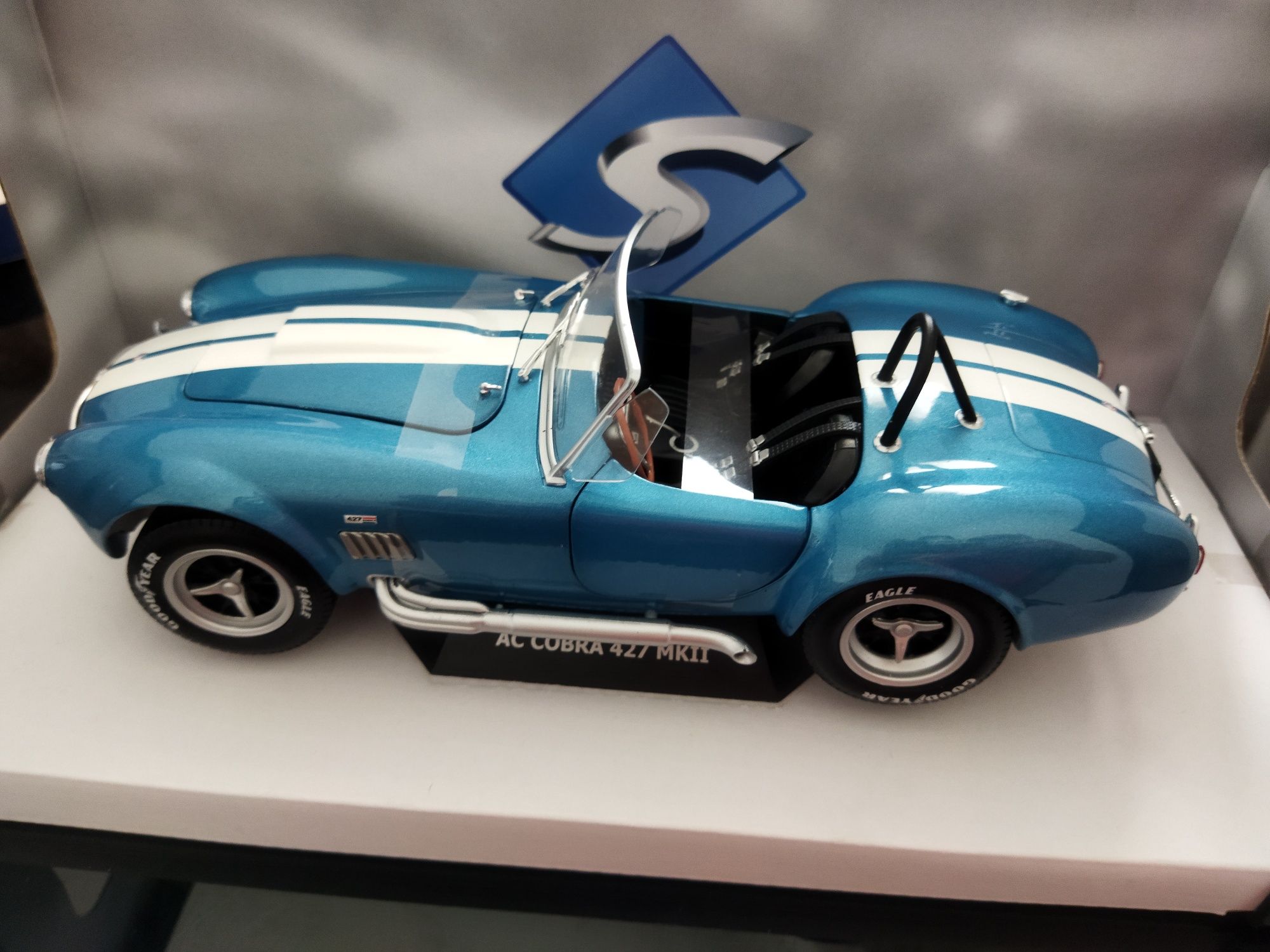 AC Cobra escala 1/18 Solido