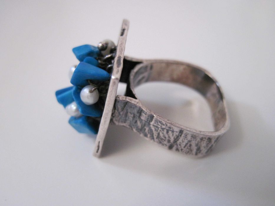 Anel com pedrinhas azul turquesa