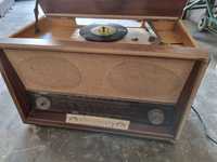 Rádio gira-discos antigo