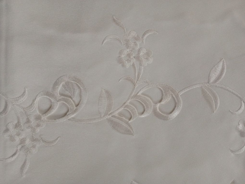 Obrus 140x240 haftowany Nowy