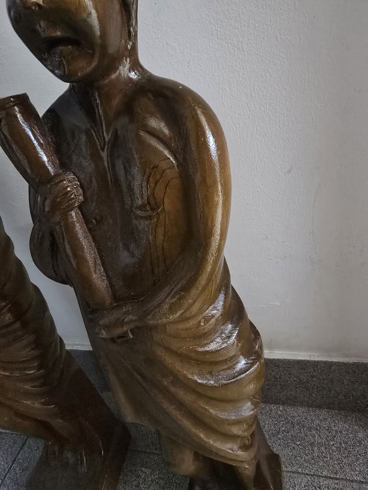 Duas figuras em madeira.