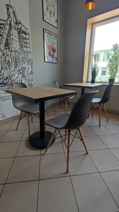 Krzesło czarne na drewnianych nogach