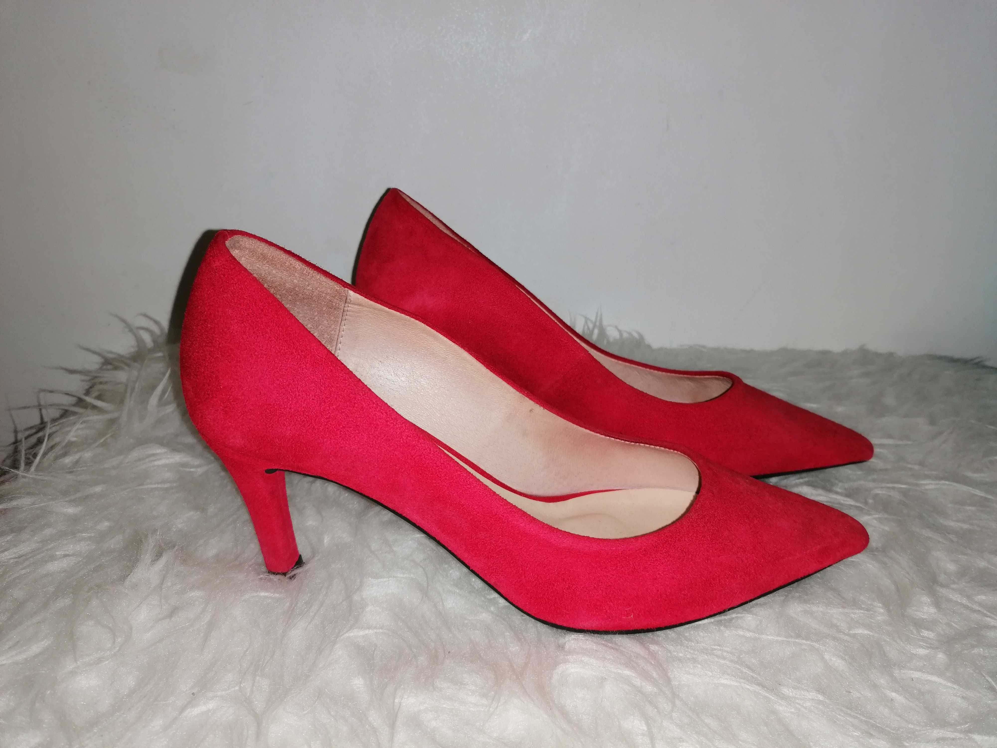 Sapatos de pele vermelhos