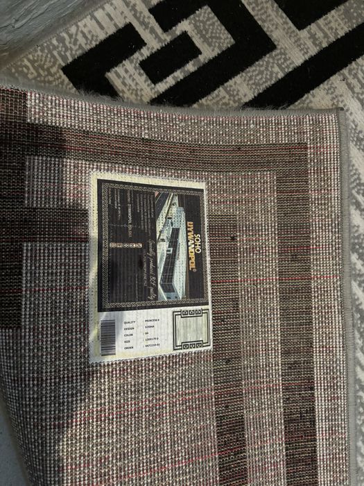 Chodnik. Dywan shaggy jasny z pawiami i brazowy jednolity