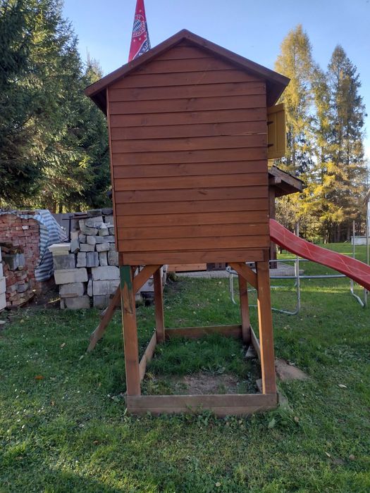 Drewniany domek dla dzieci z oknem i zjeżdżalnią – stan bardzo dobry