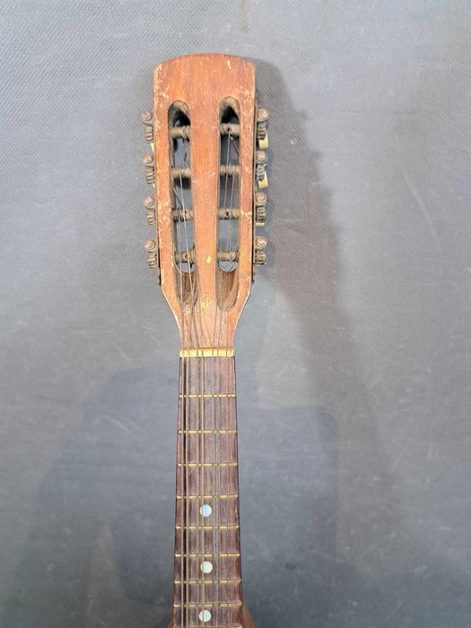 Stara mandolina intarsjowana masą perłową