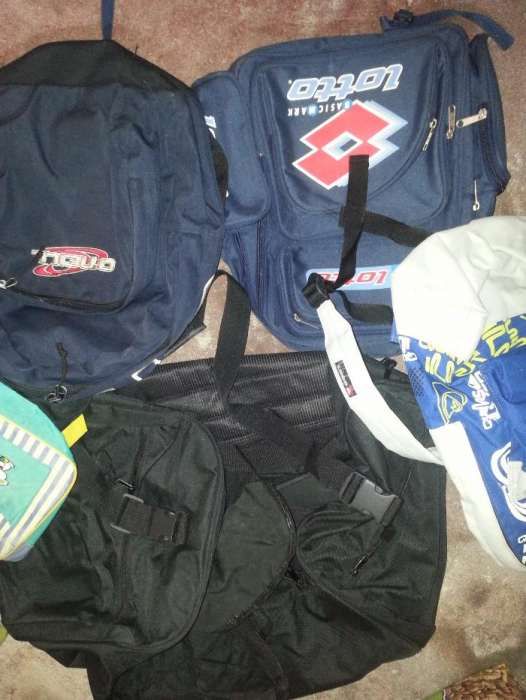 Mochilas de diversas marcas e  EASTPAK