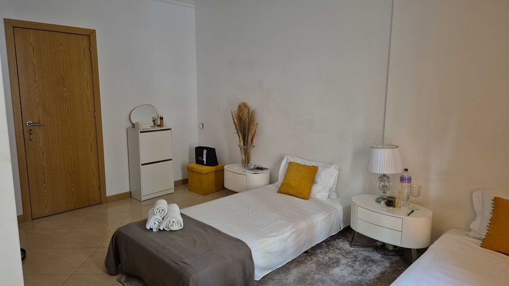 Aluga-se quarto pronto a entrar,em Rio de Mouro, a 7 m da estação.