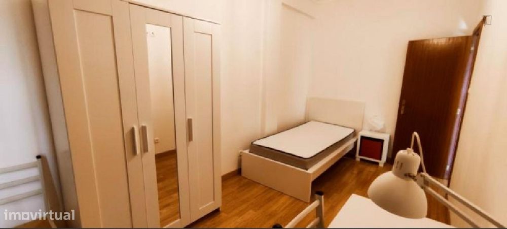 704698 - Quarto com cama de solteiro em...