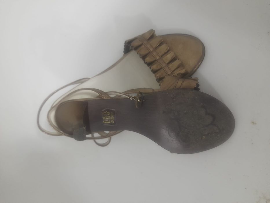 Sandálias castanhas