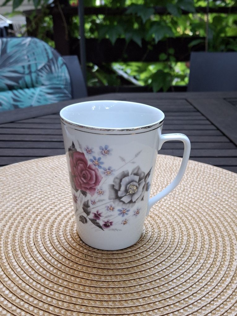 Kubek porcelanowy Wawel z różą.