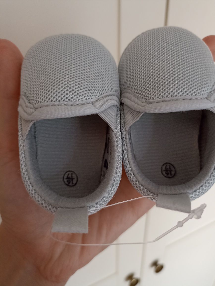 Nowe buciki dla noworodka