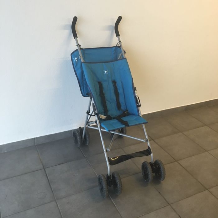 Carro de passeio azul como nova