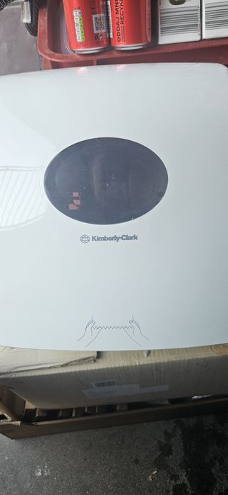 Dozownik Kimberly-Clark do ręczników  w rolkach – 70 zł/szt