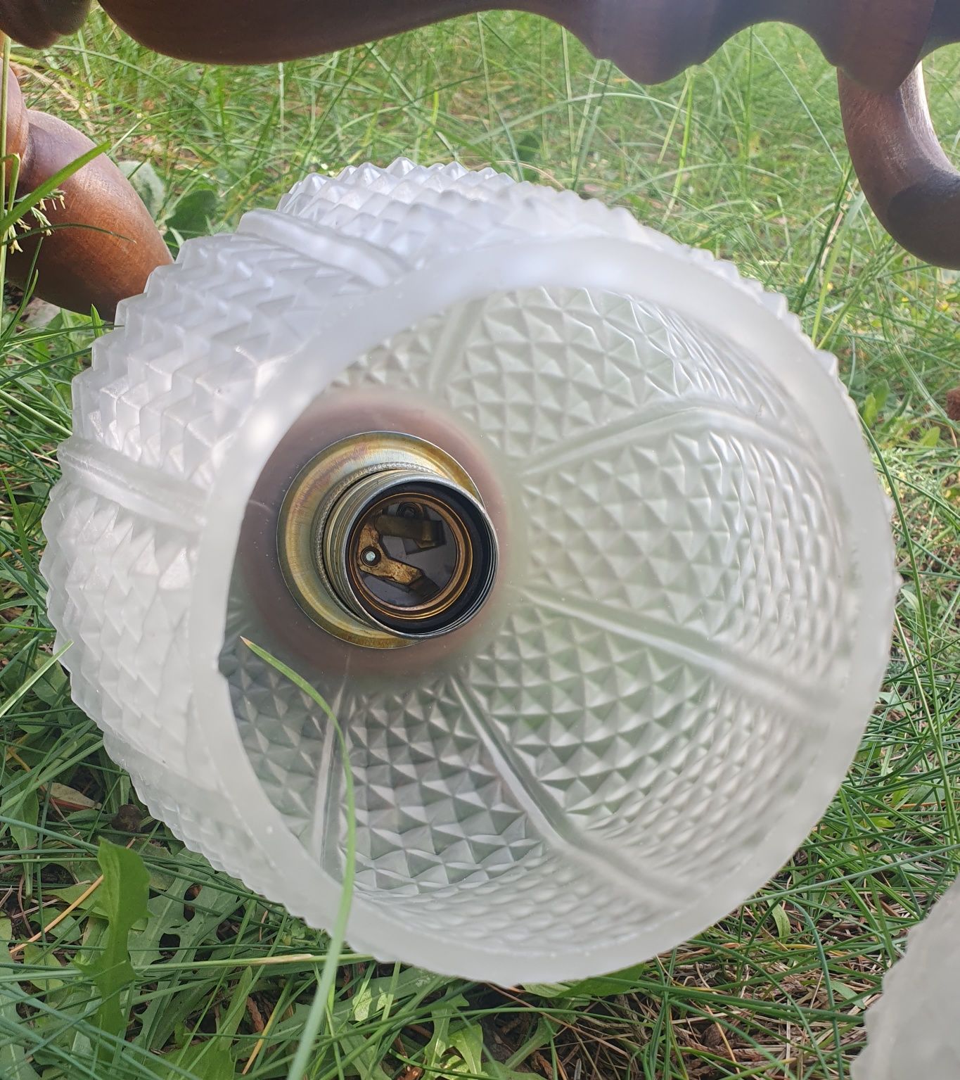 Lampa wisząca drewniana z szklanymi kloszami .Stara.