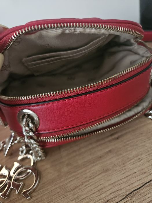 Czerwona torebka Guess model Shanina listonoszka
