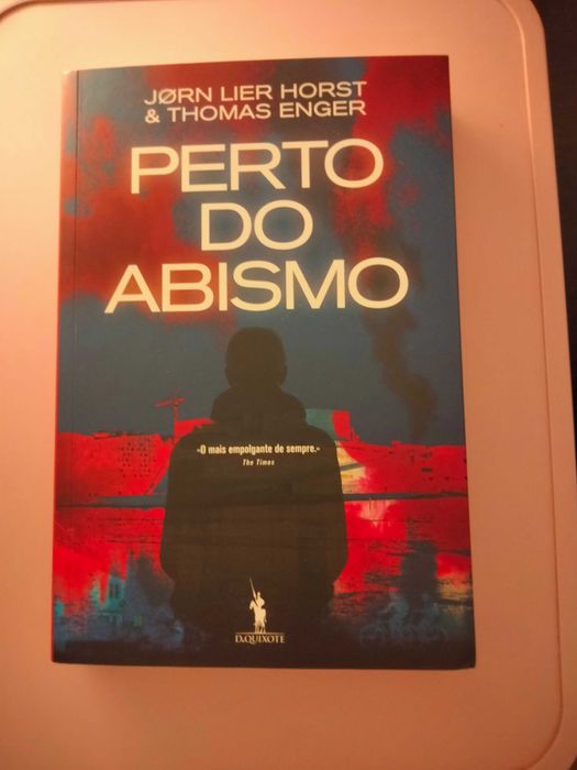 Livro Perto do Abismo, de Jorn Lier Hirst & Thomas Enger