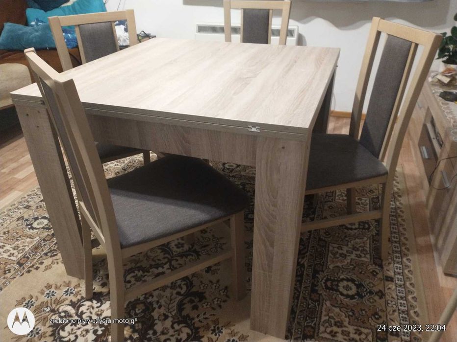 stół rozkładany z 4 krzesłami