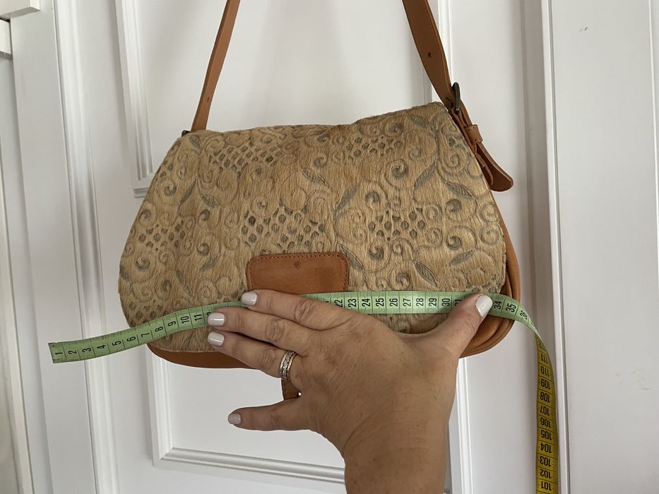 Mala em pele e com relevo em pelo