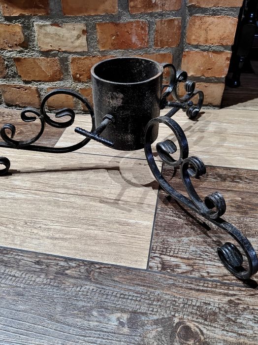 Stojak/Podstawa pod choinkę –  kuty, stabilny.