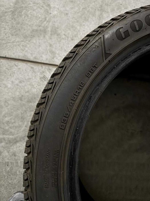 Opony zimowe R18/235/45 Goodyear