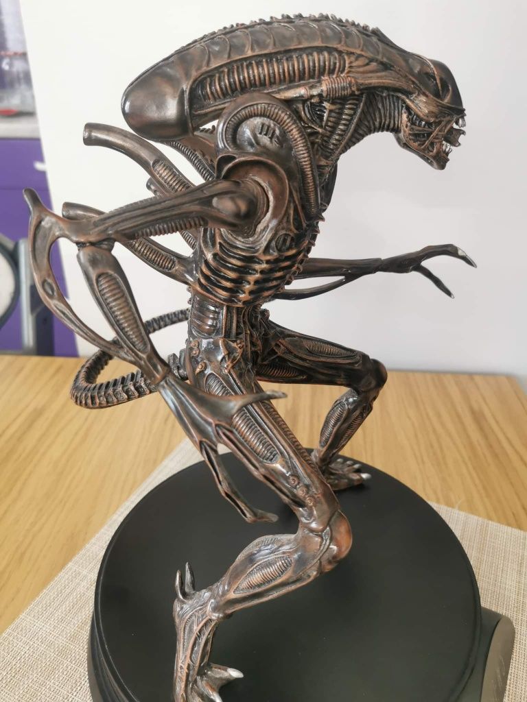Palisades Collectibles-Signature Series 243/1500-Warrior Alien Statue