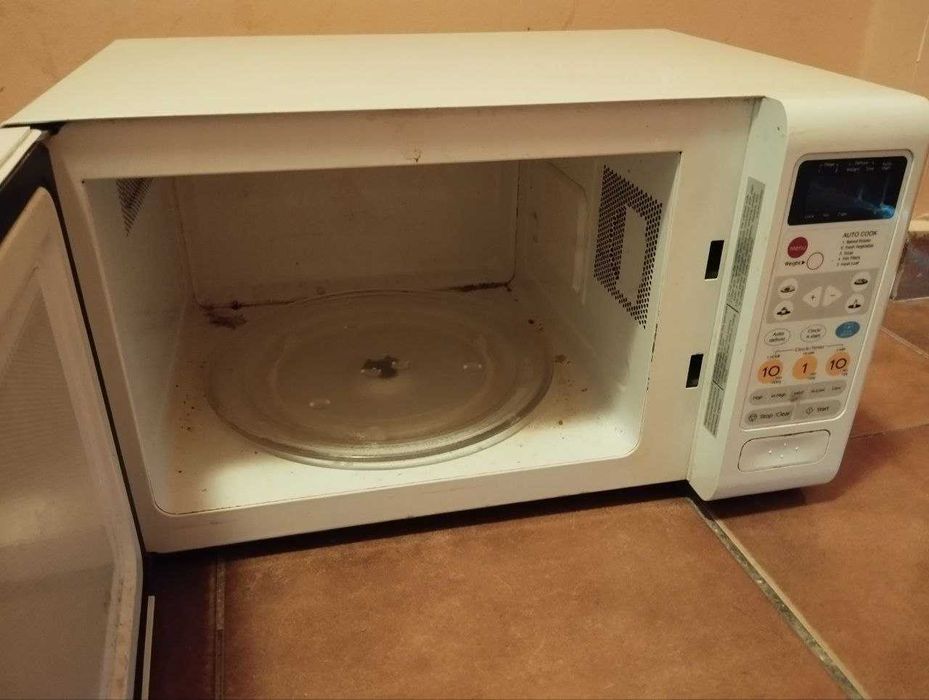 Mikrofalówka – uszkodzona, nie grzeje (na części)