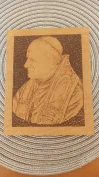 Obraz Jana Pawła II wypalany na drewnie
