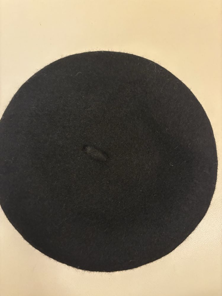 Czarny welmiany beret uniwersalny
