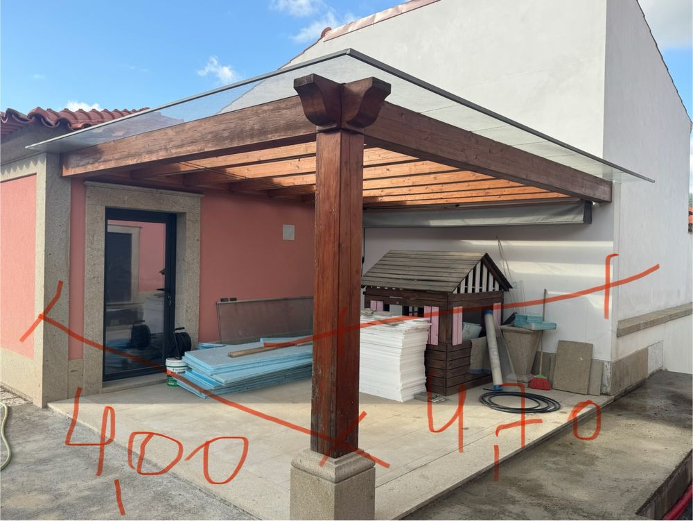Duas pergulas de madeira com cortinas