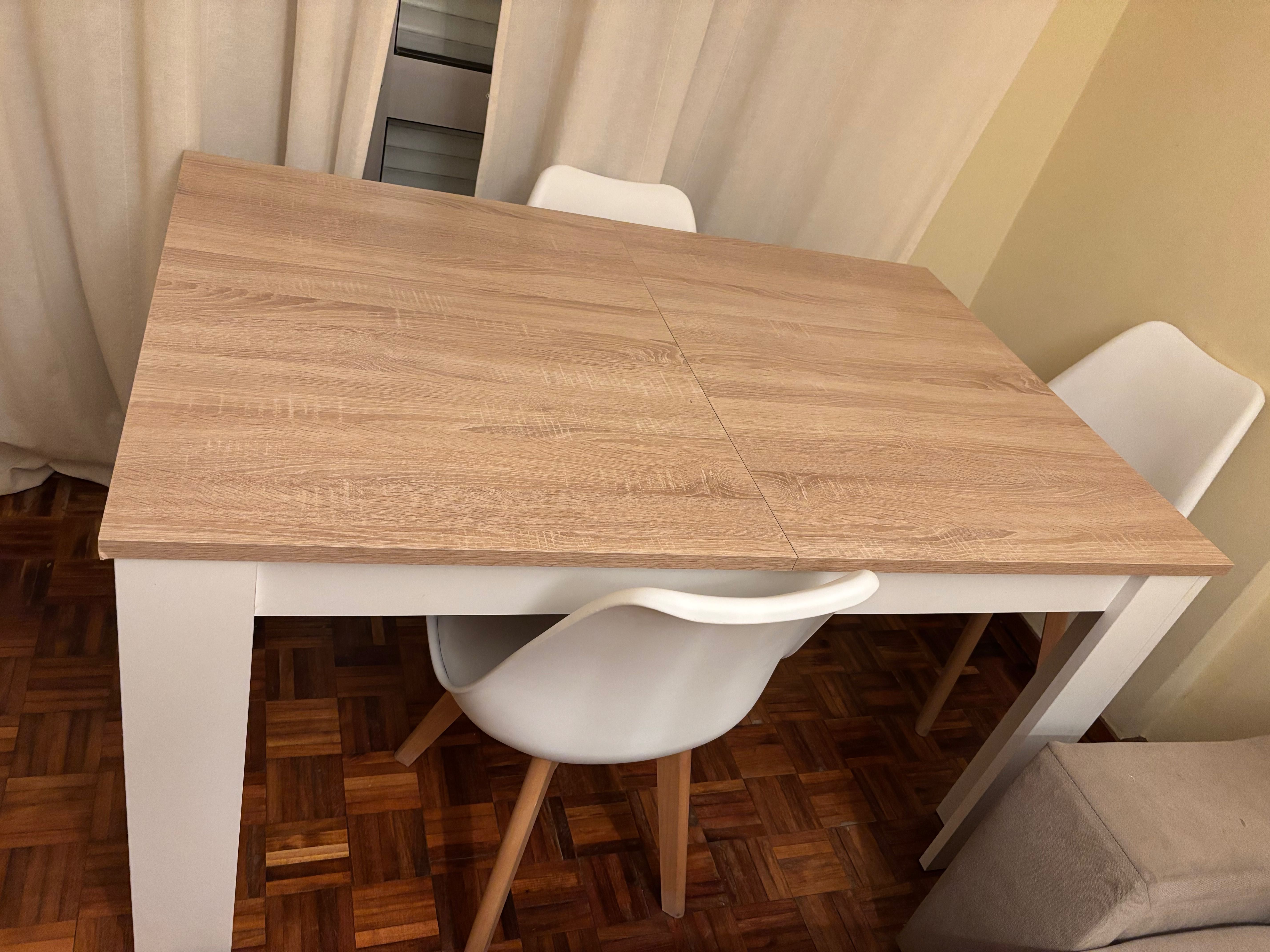 Mesa alongada que cabe 6 cadeiras