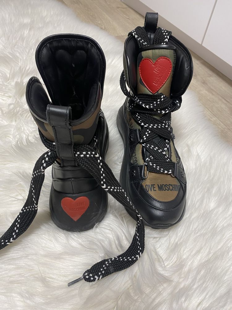 Крассовки сникерсы Love Moschino