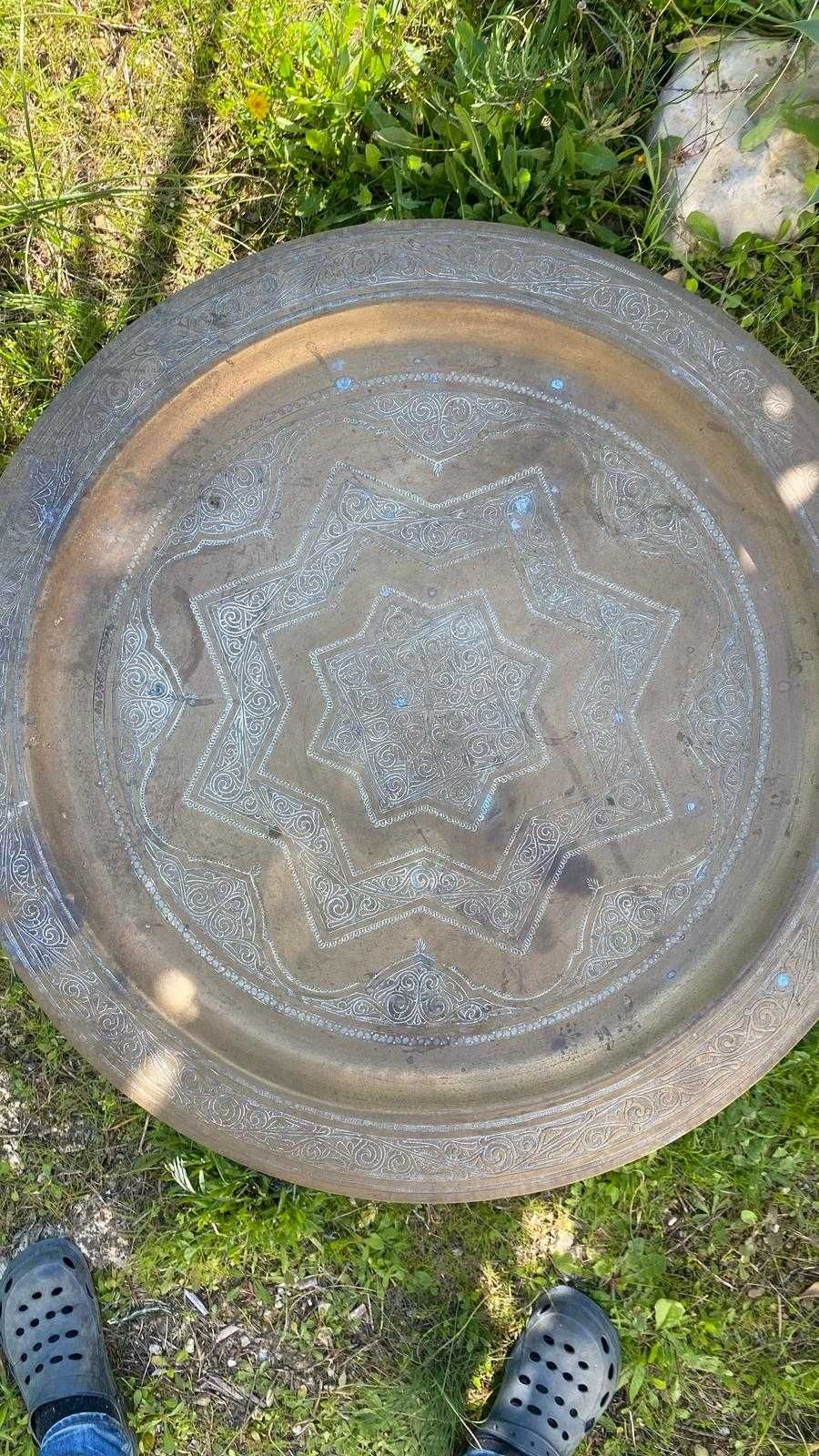 Mesa com Prato de Latão trabalhado e suporte de madeira Marroquino