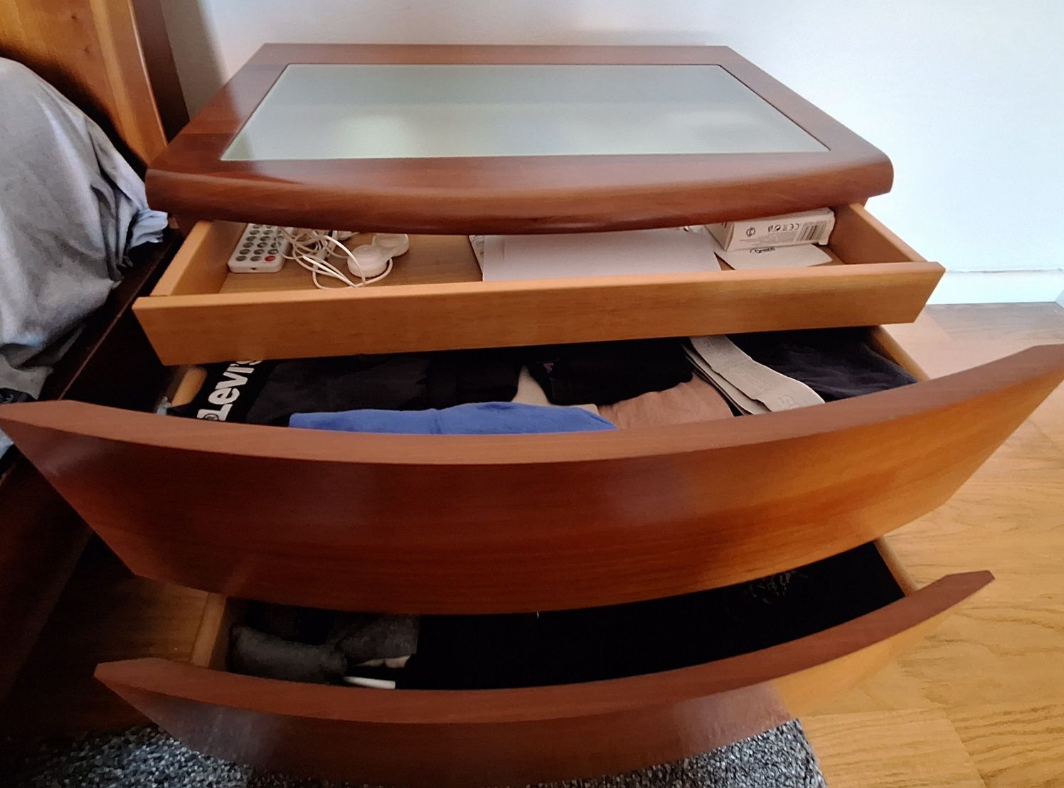 Quarto INTERFORMA com cama de casal e mesas cabeceira e cómoda