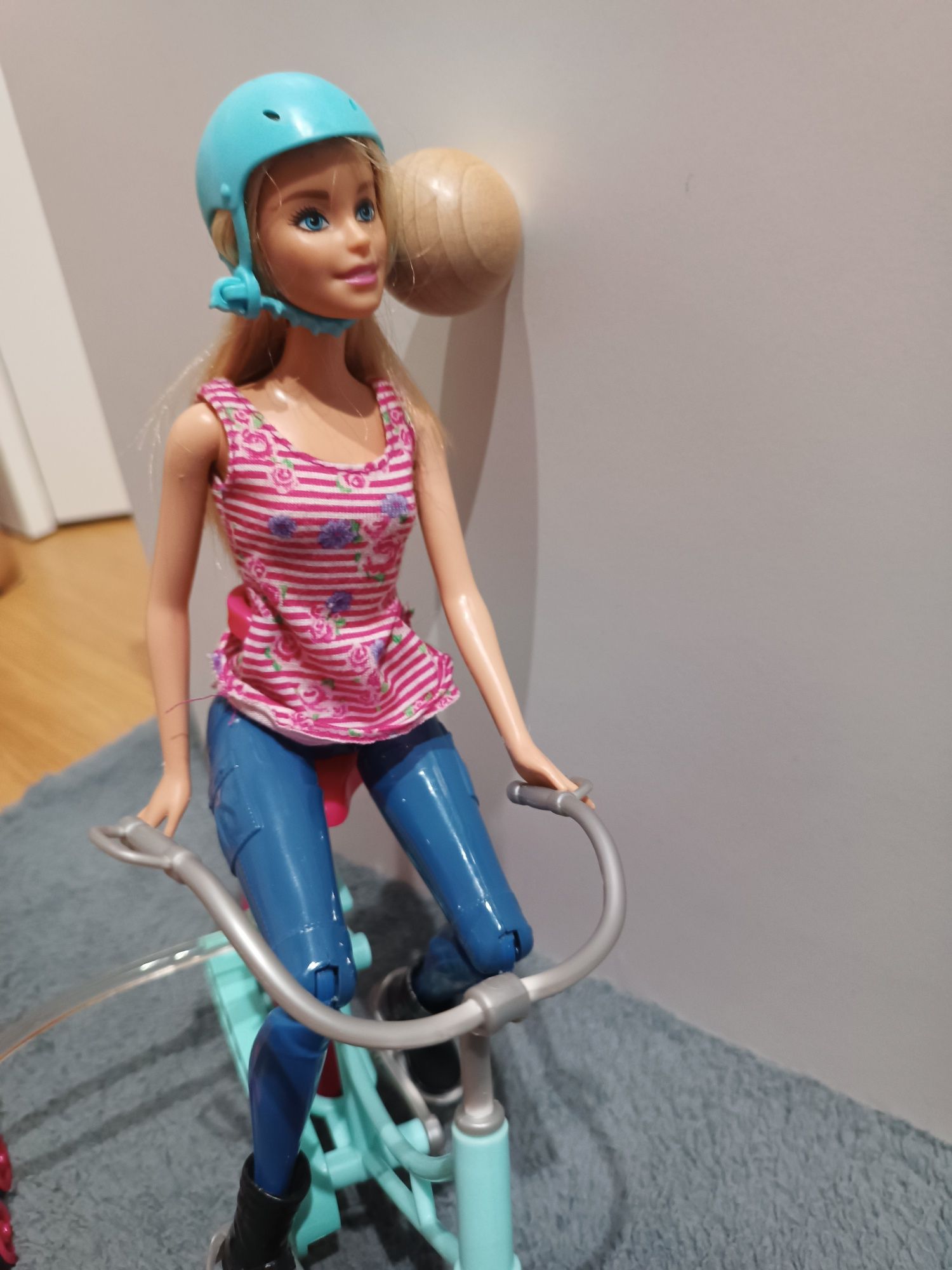 Barbie na rowerze z pieskami