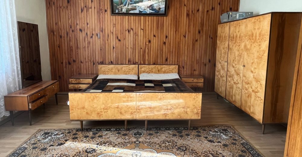 Komplet mebli z PRL : łóżka x2, szafa, szafki nocne x2, toaletka
