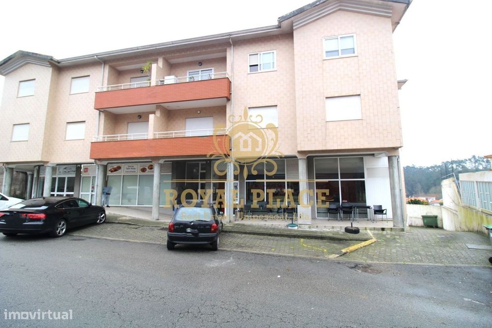 Loja com trespasse de negócio em Lobão