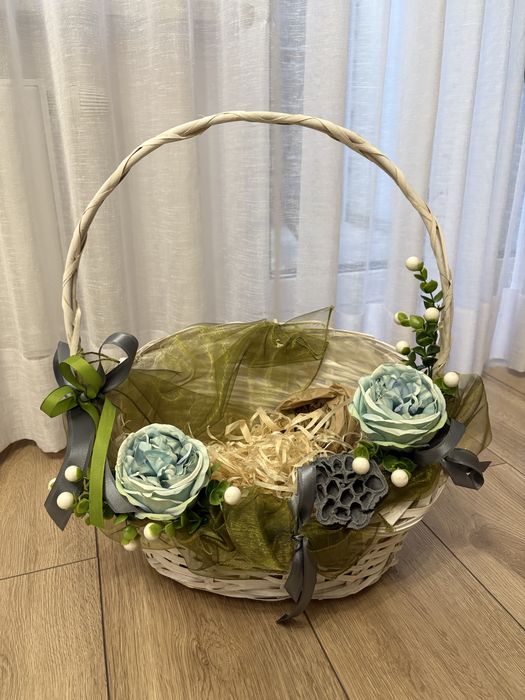 Kosz prezentowy z ozdobami