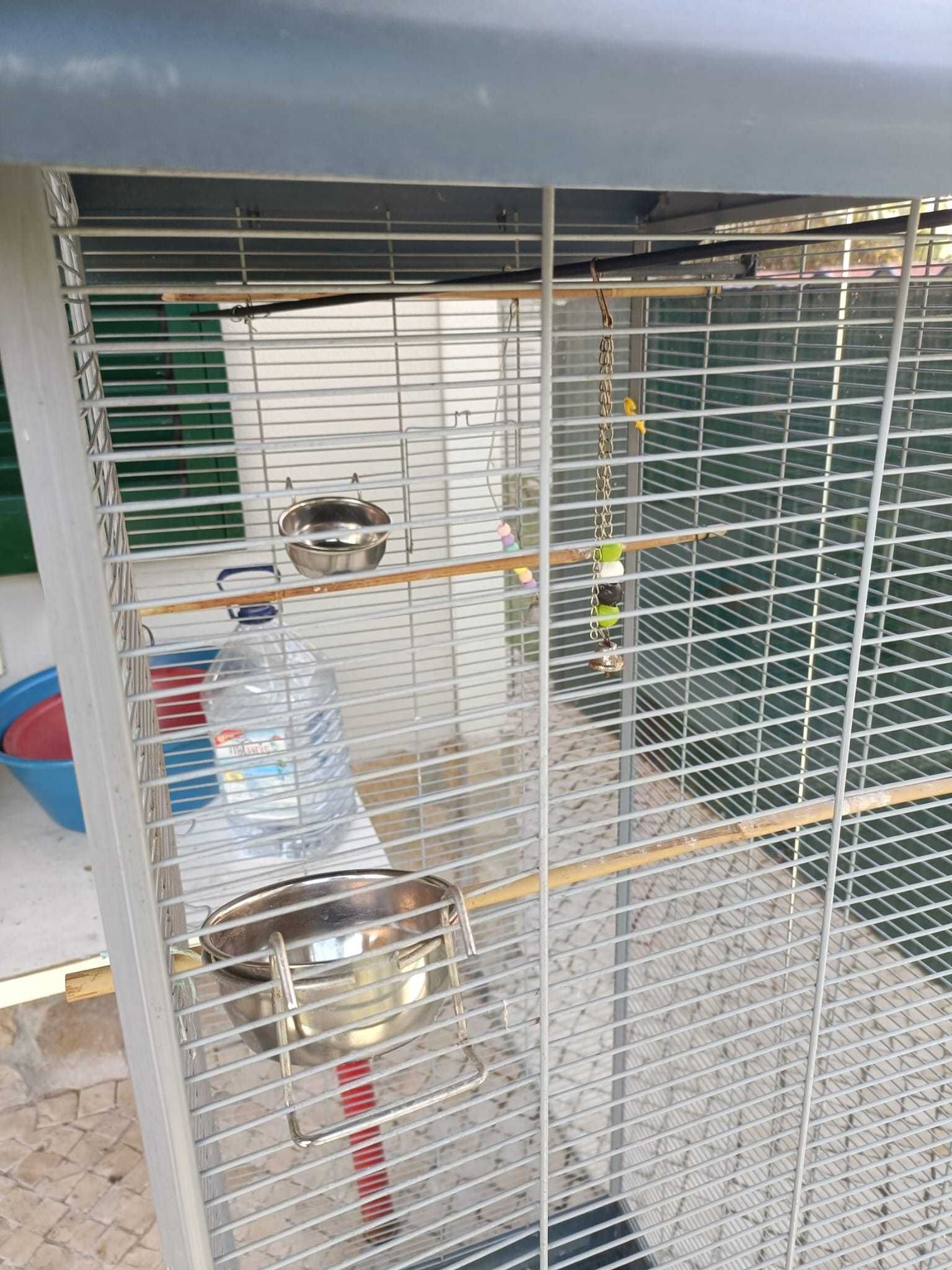 Gaiola grande para pássaros, caturras, ou papagaios.
