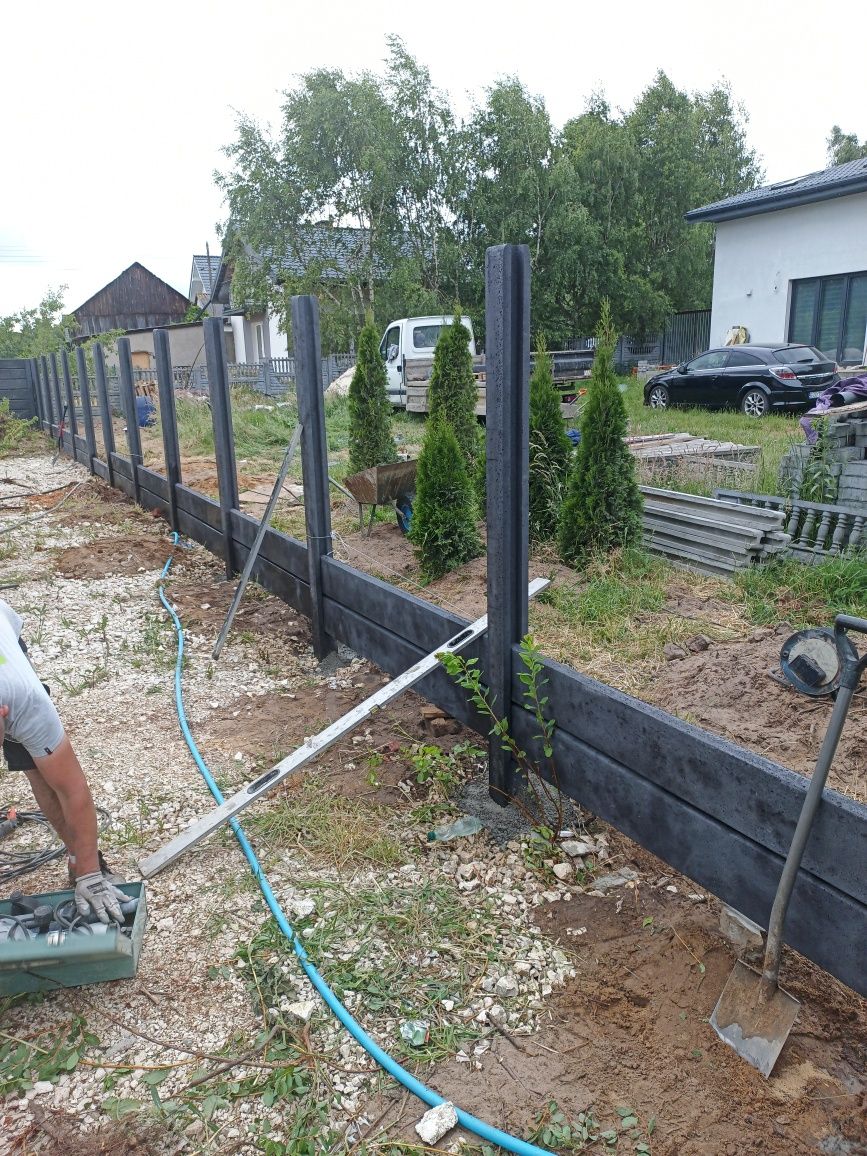 Nowoczesne ogrodzenie betonowe, palisadowe, płyty betonowe barwione