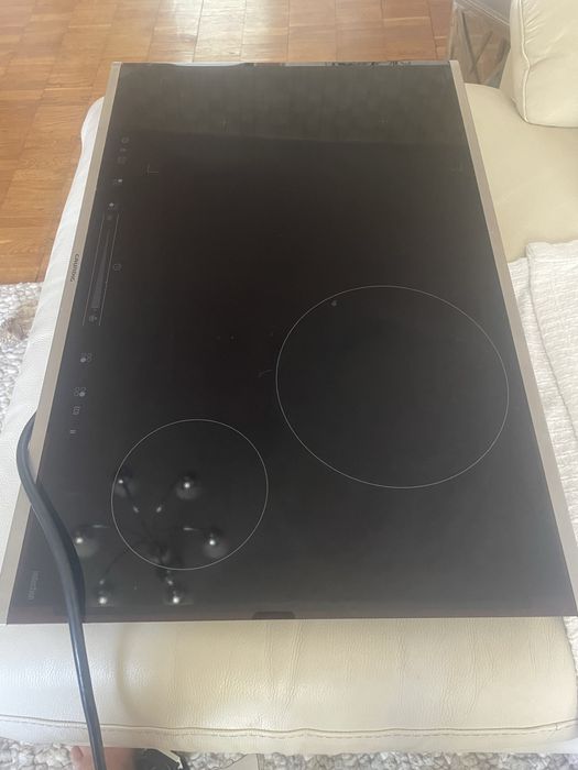 Индукционная варочная поверхность в хорошем состоянии.